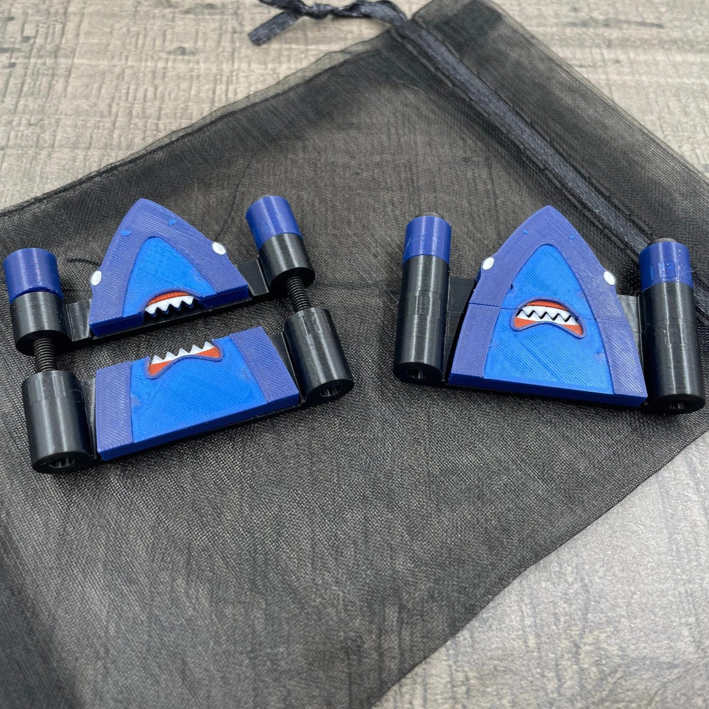 Tepelklemmen in de vorm van haaienkoppen