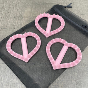 Drie hartvormige shibari rope spikes in de kleur roze