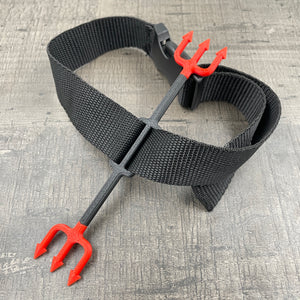 Een BDSM heretic's fork in zwart en rood