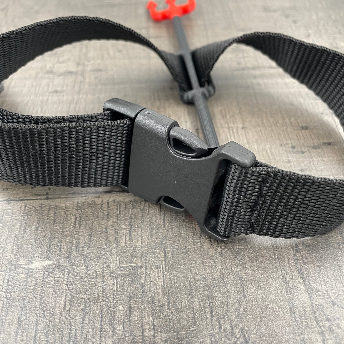 Een BDSM heretic's fork in zwart en rood