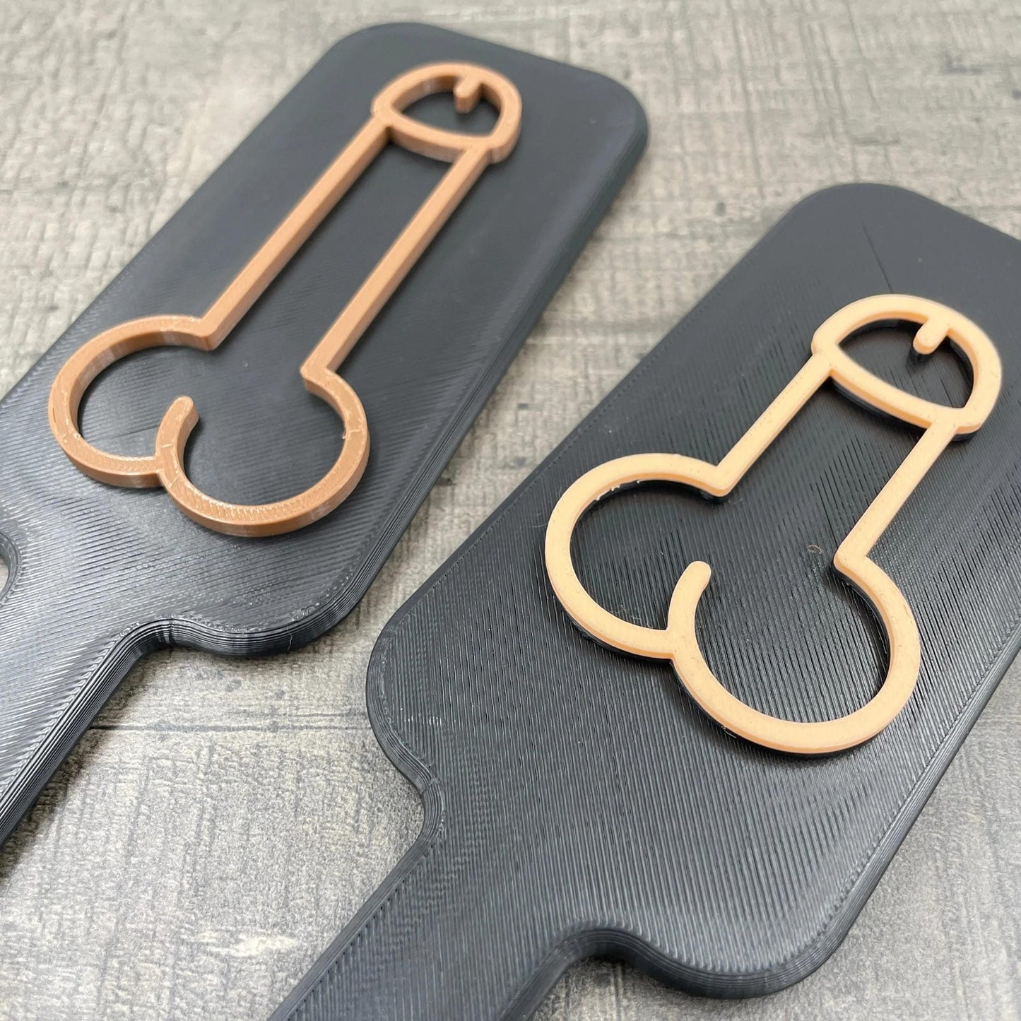 Een kleine BDSM paddle met de afbeelding van een penis