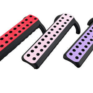 Verschillende kleuren van een e-stim BDSM toy voor de penis