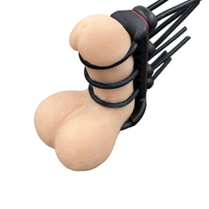 Een e-stim BDSM toy voor de penis met straps - met dildo als voorbeeld