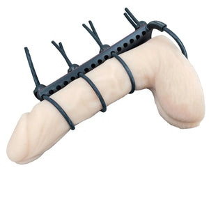 Een e-stim BDSM toy voor de penis met straps - met dildo als voorbeeld