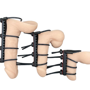 Verschillende maten van een e-stim BDSM toy voor de penis met straps - met dildo als voorbeeld