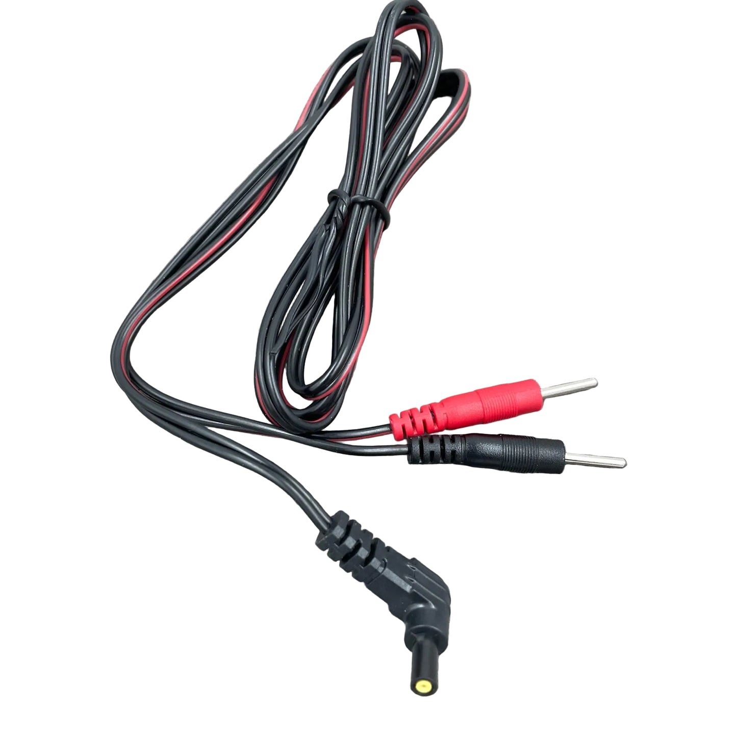 Een zwarte kabel voor e-stim producten met een Mystim plug en twee 2mm pluggen