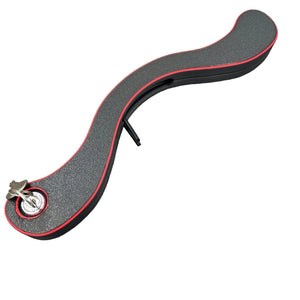 Een BDSM humbler met e-stim functionaliteit in het zwart met rode accenten