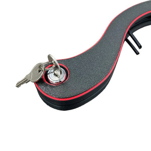 Detailfoto van een BDSM humbler met e-stim functionaliteit in het zwart met rode accenten