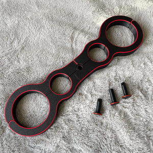 Een schandpaal voor BDSM in het zwart met rode accenten