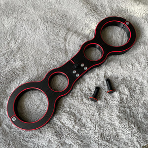 Een schandpaal voor BDSM in het zwart met rode accenten