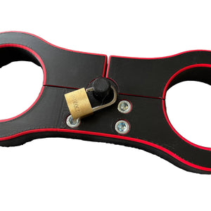 Detailfoto van een schandpaal voor BDSM in het zwart met rode accenten