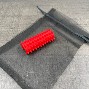 Een shibari rope spike in de kleur rood