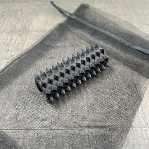 Een shibari rope spike in de kleur zwart met glitters