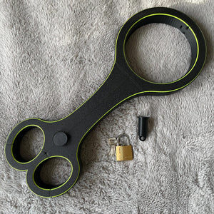 Een BDSM rigid fiddle in het zwart met UV-gele accenten