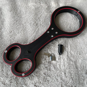 Een BDSM rigid fiddle in het zwart met rode accenten