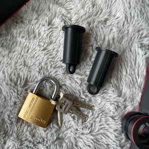 De pinnen en een hangslot van een BDSM rigid fiddle