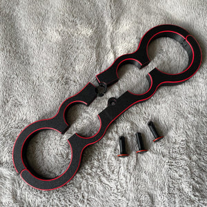 Een schandpaal voor BDSM in het zwart met rode accenten