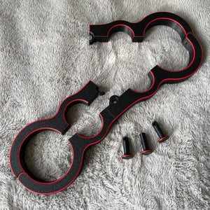 Een schandpaal voor BDSM in het zwart met rode accenten