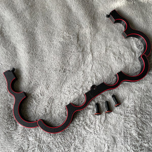 Een schandpaal voor BDSM in het zwart met rode accenten