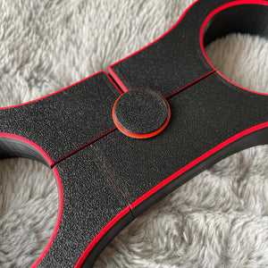 Detailfoto van een schandpaal voor BDSM in het zwart met rode accenten