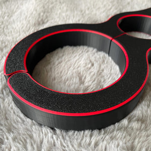 Detailfoto van een schandpaal voor BDSM in het zwart met rode accenten