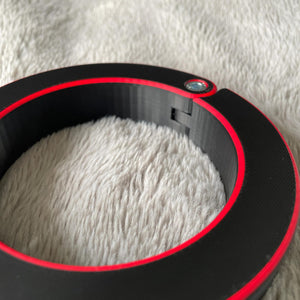 Detailfoto van een schandpaal voor BDSM in het zwart met rode accenten