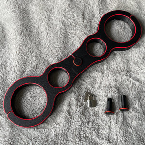 Een schandpaal voor BDSM in het zwart met rode accenten