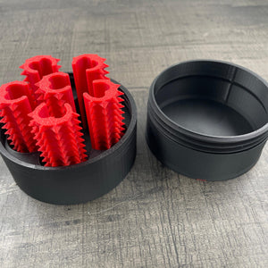 Een set van zes rode shibari rope spikes in een doosje