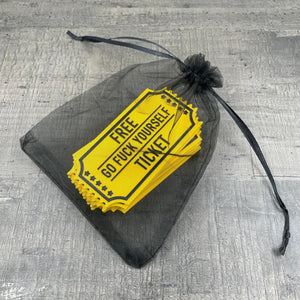 Een zakje met plastic Tickets met de tekst "Free ticket to go fuck yourself"