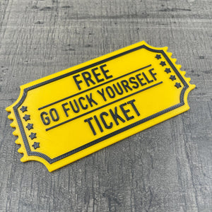 Een plastic Ticket met de tekst "Free ticket to go fuck yourself"
