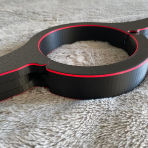 Close-up van een BDSM schandpaal voor de nek en polsen - The Secretary stijl