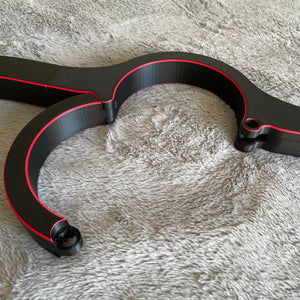 Close-up van een BDSM schandpaal voor de nek en polsen - The Secretary stijl