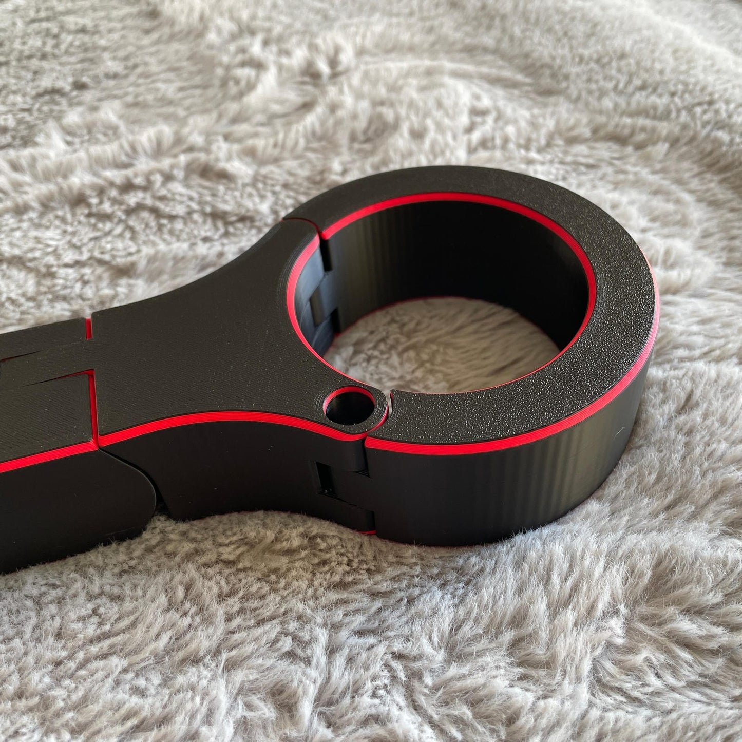 Close-up van een BDSM schandpaal voor de nek en polsen - The Secretary stijl