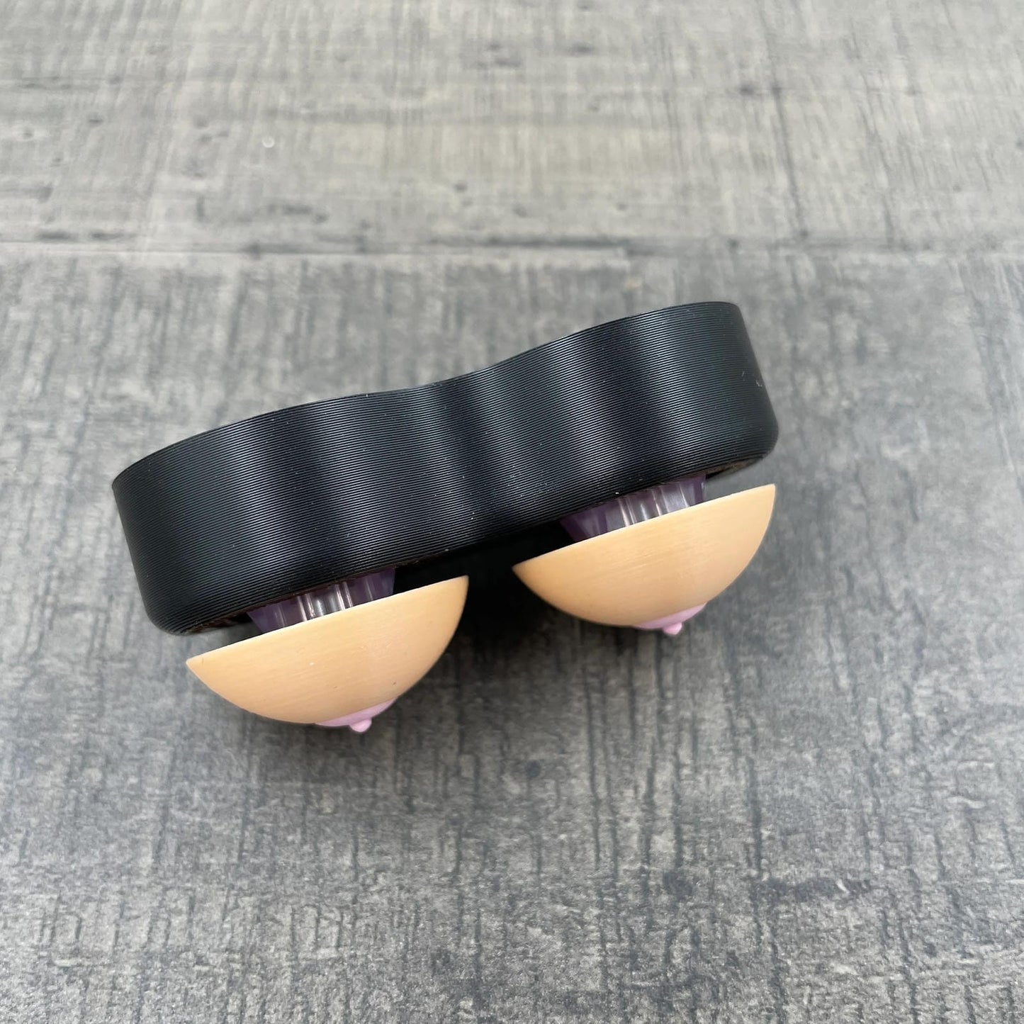 Fidget toy met twee knoppen in de vorm van borsten - Zij-aanzicht