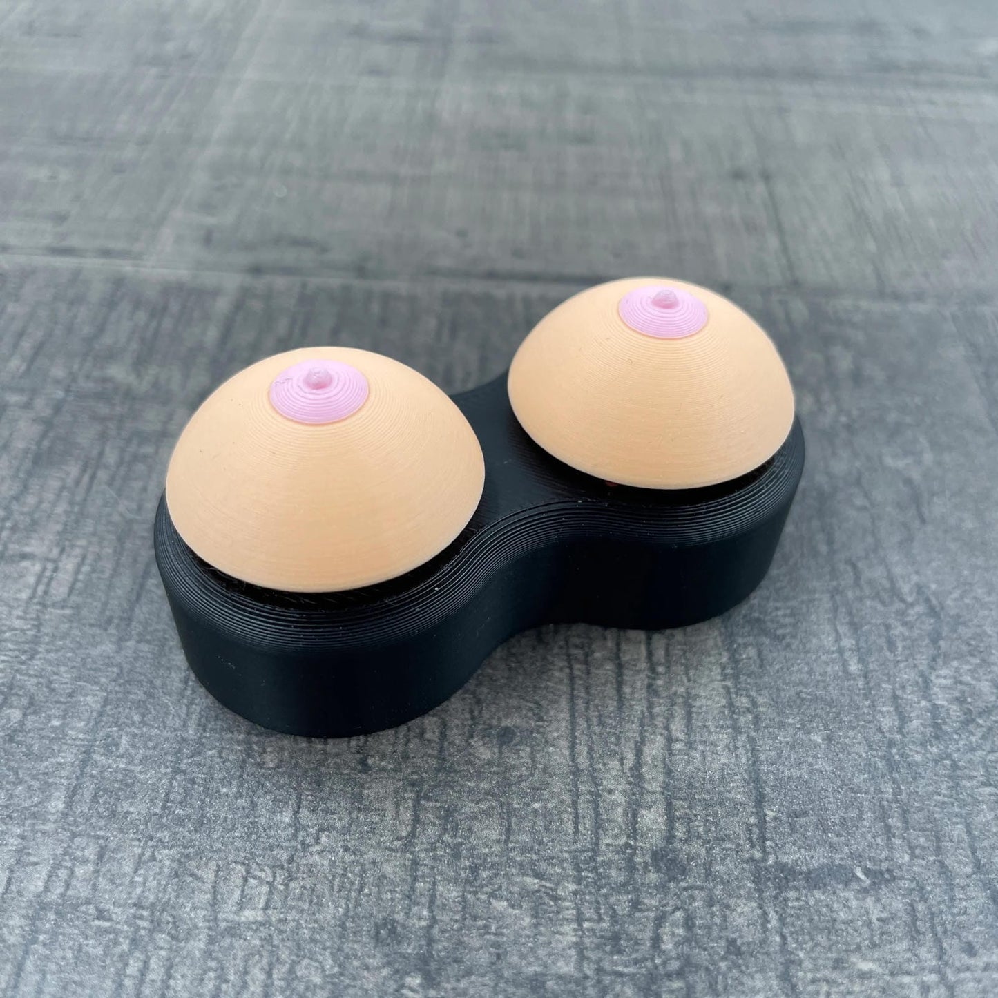 Fidget toy met twee knoppen in de vorm van borsten