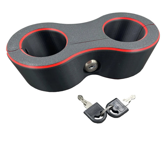 Een set polsboeien met slot voor BDSM in het zwart met rode accenten