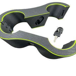 Een set polsboeien met slot voor BDSM in het zwart met UV-gele accenten