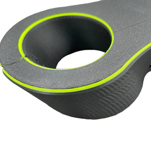 Detailfoto van polsboeien met slot voor BDSM in het zwart met UV-gele accenten