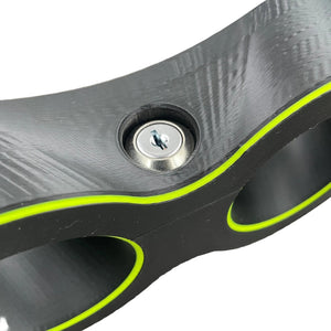 Detailfoto van polsboeien met slot voor BDSM in het zwart met UV-gele accenten