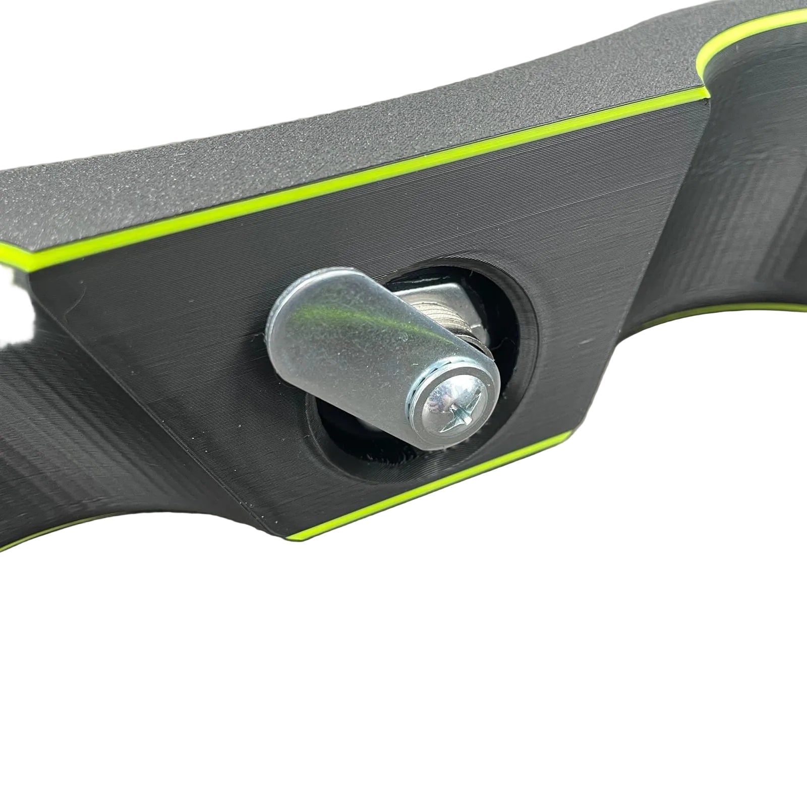 Detailfoto van polsboeien met slot voor BDSM in het zwart met UV-gele accenten