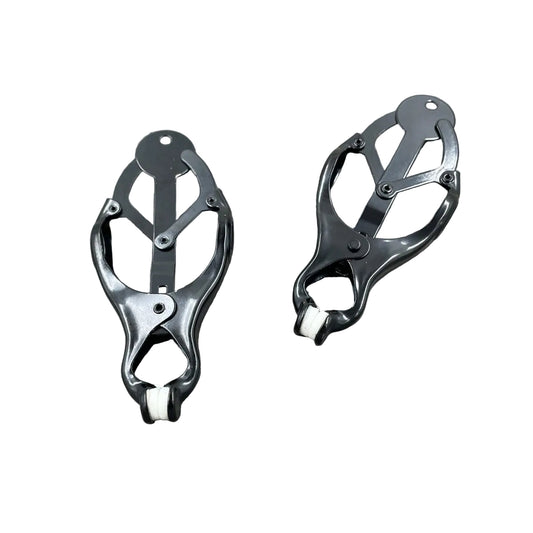 Een set zwarte clover clamps tepelklemmen.
