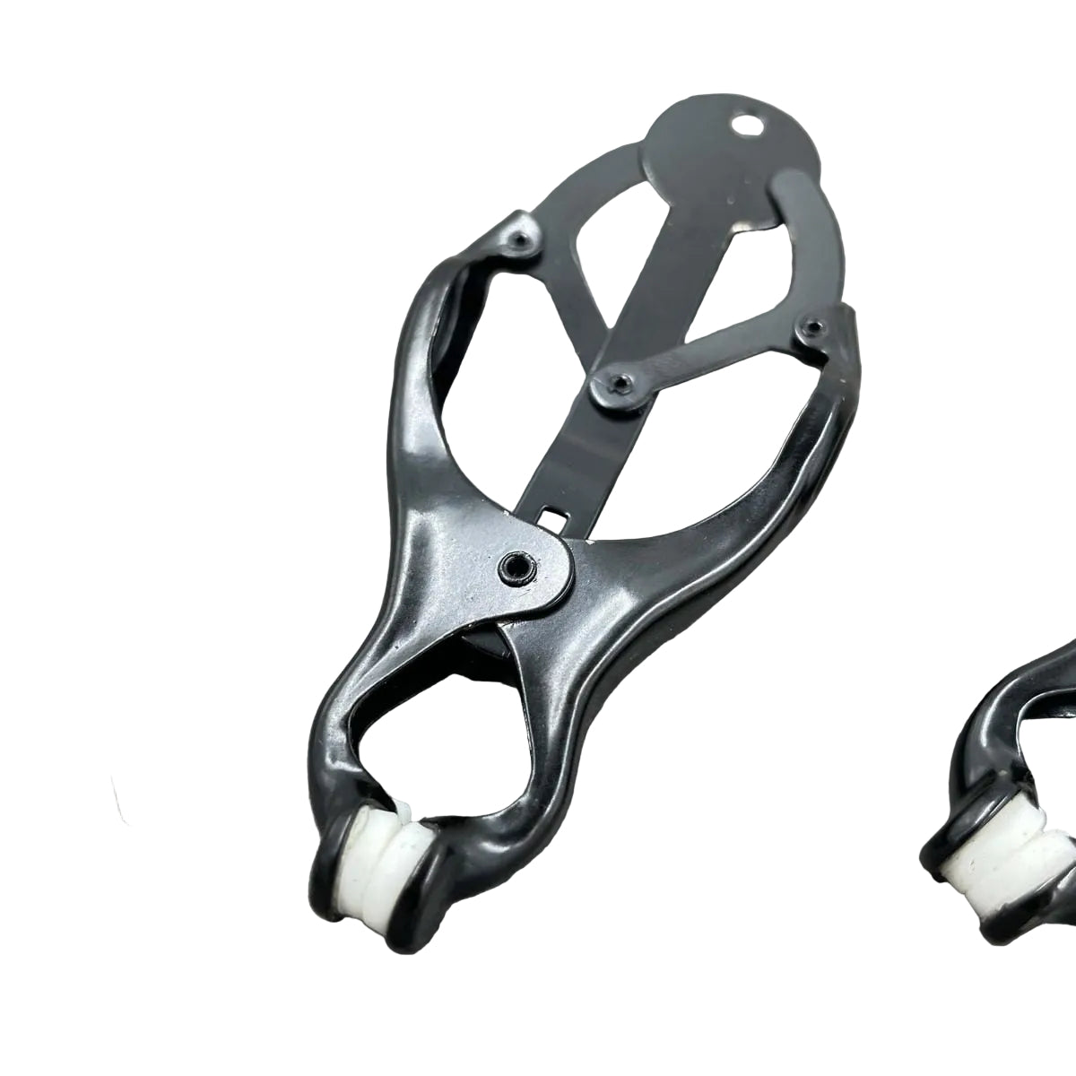 Een set zwarte clover clamps tepelklemmen.