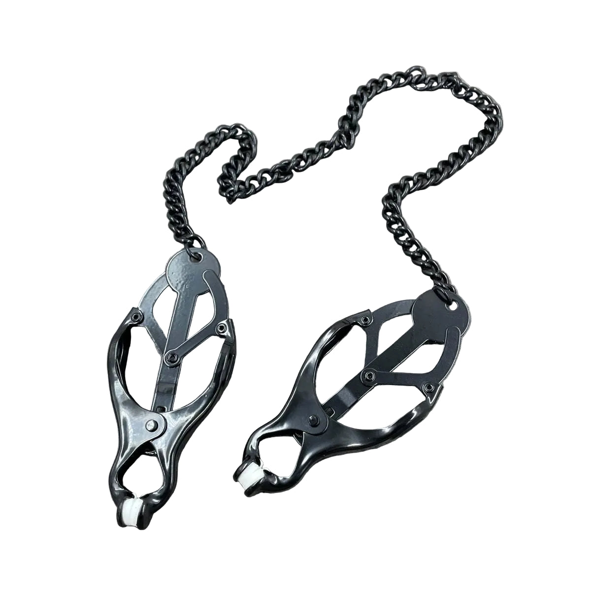 Een set zwarte clover clamps tepelklemmen, verbonden met een zwarte ketting.