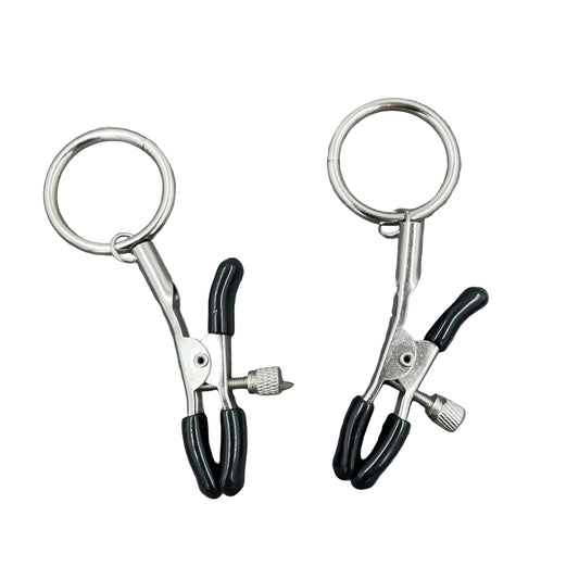 Een set verstelbare tepelklemmen met ring en een rubberen bescherming in het zwart.