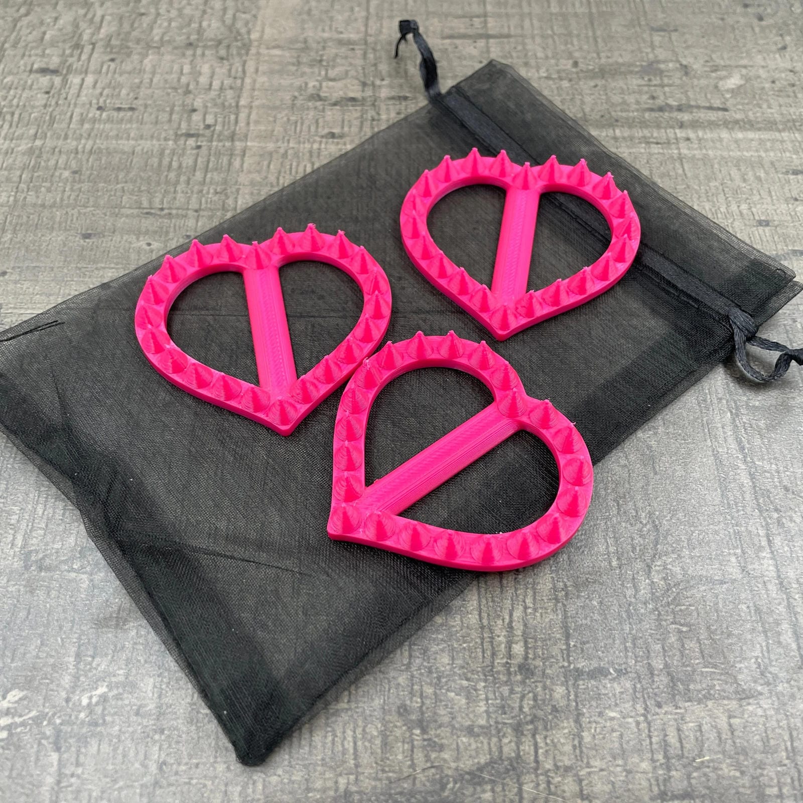 Drie hartvormige shibari rope spikes in de kleur magenta