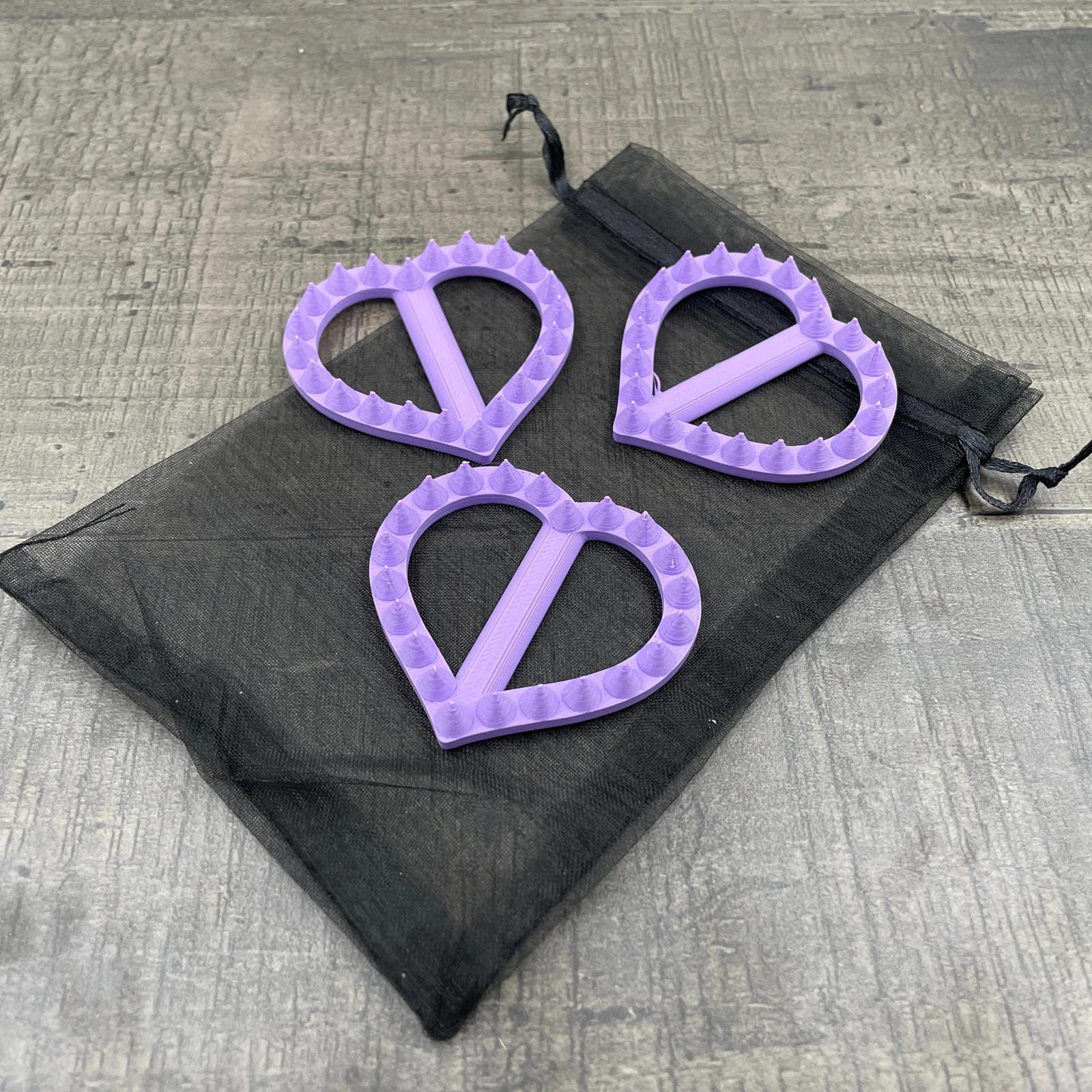 Drie hartvormige shibari rope spikes in de kleur lila