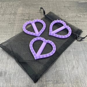 Drie hartvormige shibari rope spikes in de kleur lila