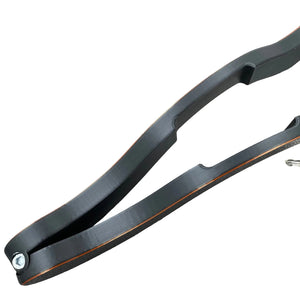 Detailfoto van een BDSM humbler met slot in het zwart met koper-kleurige accenten