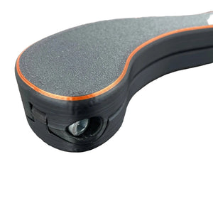 Detailfoto van een BDSM humbler met slot in het zwart met koper-kleurige accenten