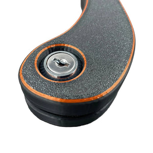 Detailfoto van een BDSM humbler met slot in het zwart met koper-kleurige accenten